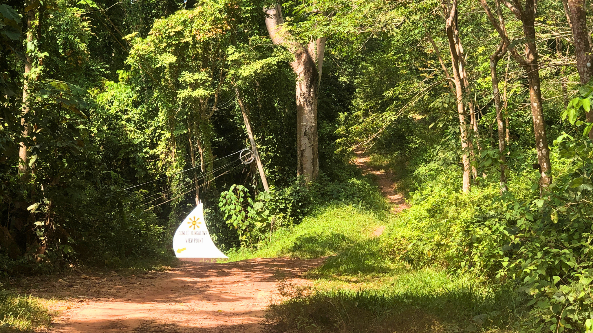 สิ้นสุดทางรถวิ่งแล้ว ตรงไปอีกก็คือข้ามเขาแบบดิบๆ เลยจ้า