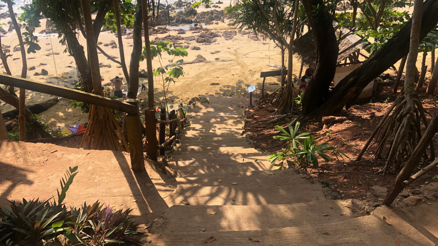 ทางลงไปหาด