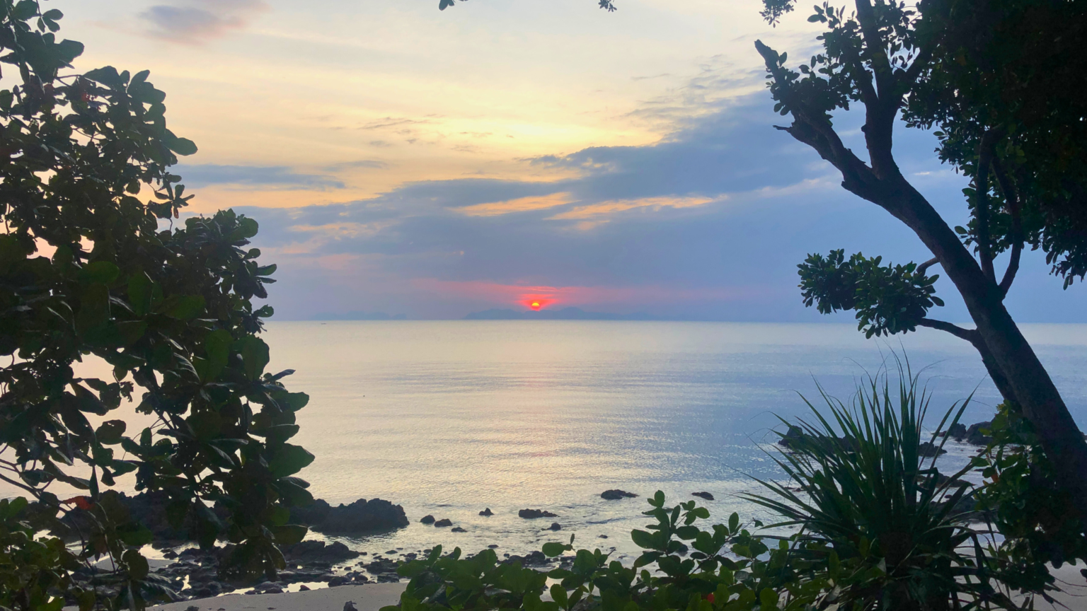 พระอาทิตย์ตกจากระเบียงห้อง Jungle Hill Beach Bangalows