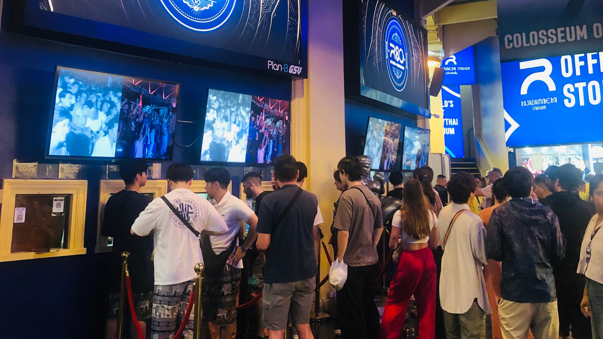 คนรอซื้อตั๋วที่ราชดำเนินเยอะมาก